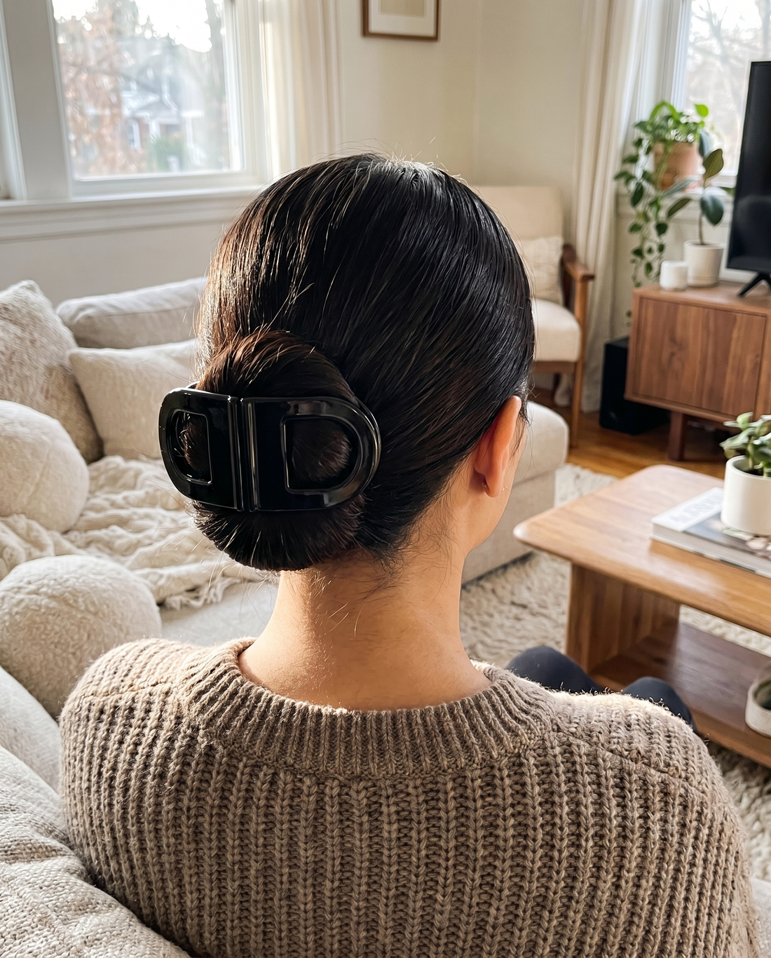 Chignon bas tenu par une pince magnétique noire Klipix, vue arrière