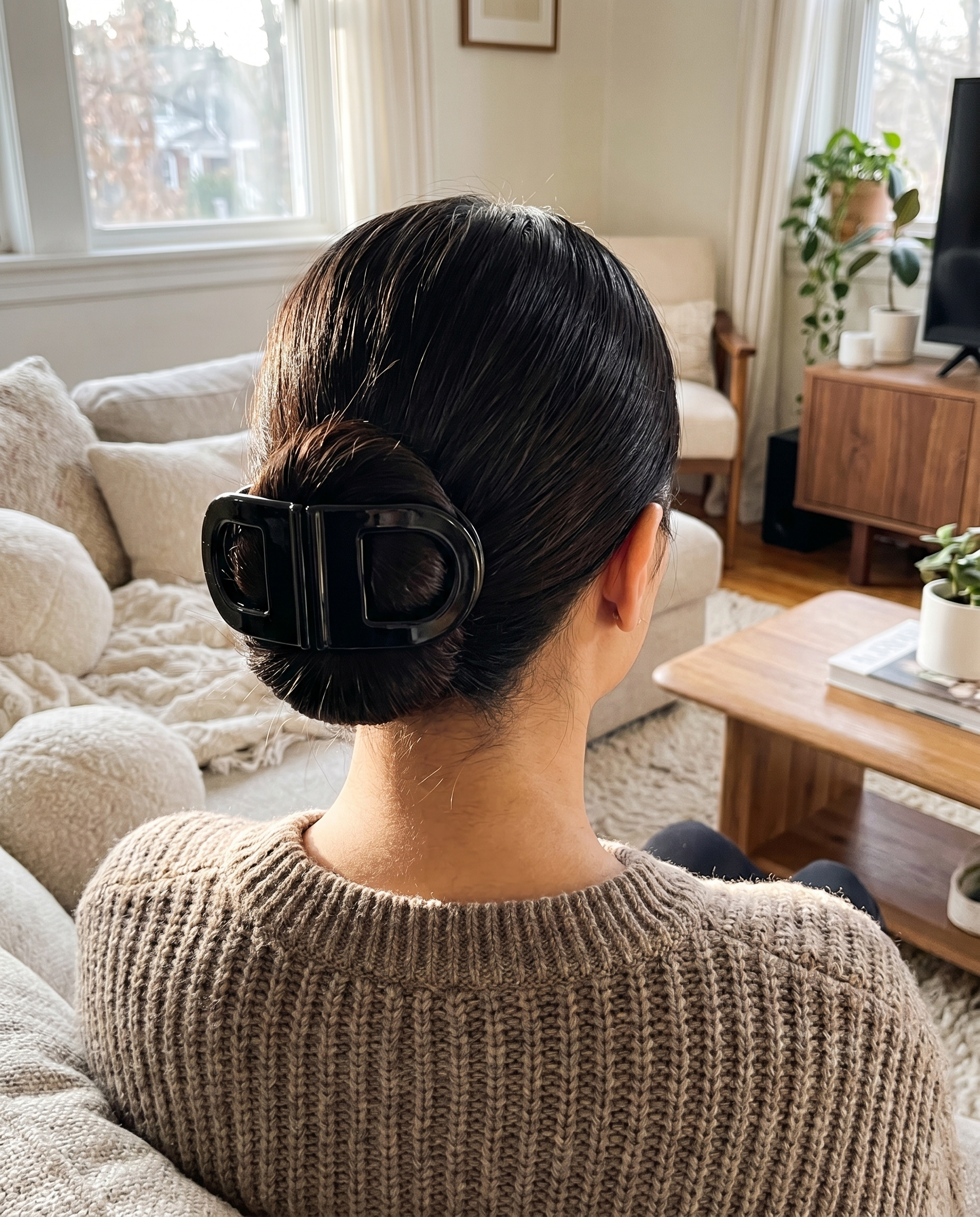 Chignon bas tenu par une pince magnétique noire Klipix, vue arrière