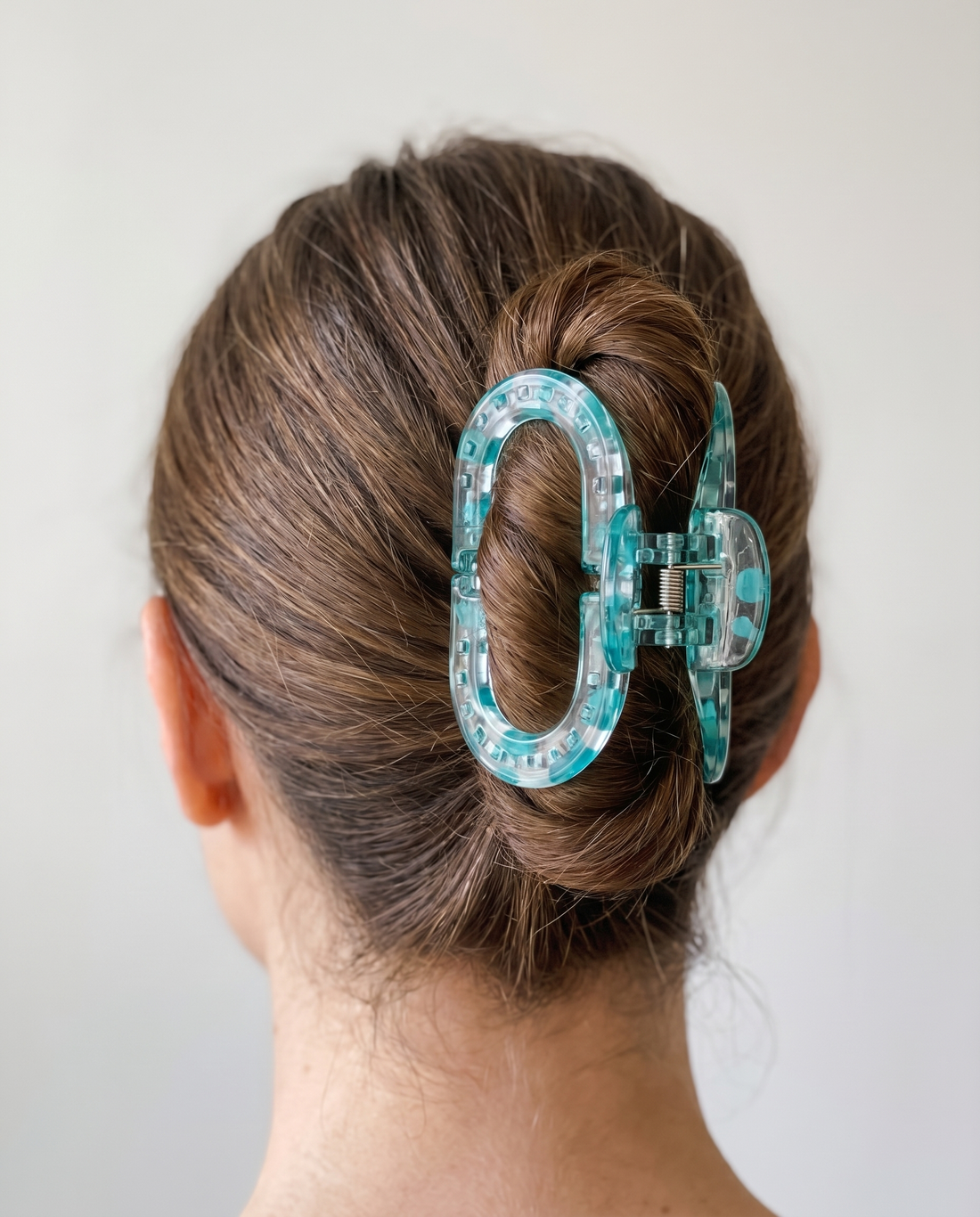 Chignon tenu par une pince magnétique teal translucide Klipix, vue arrière