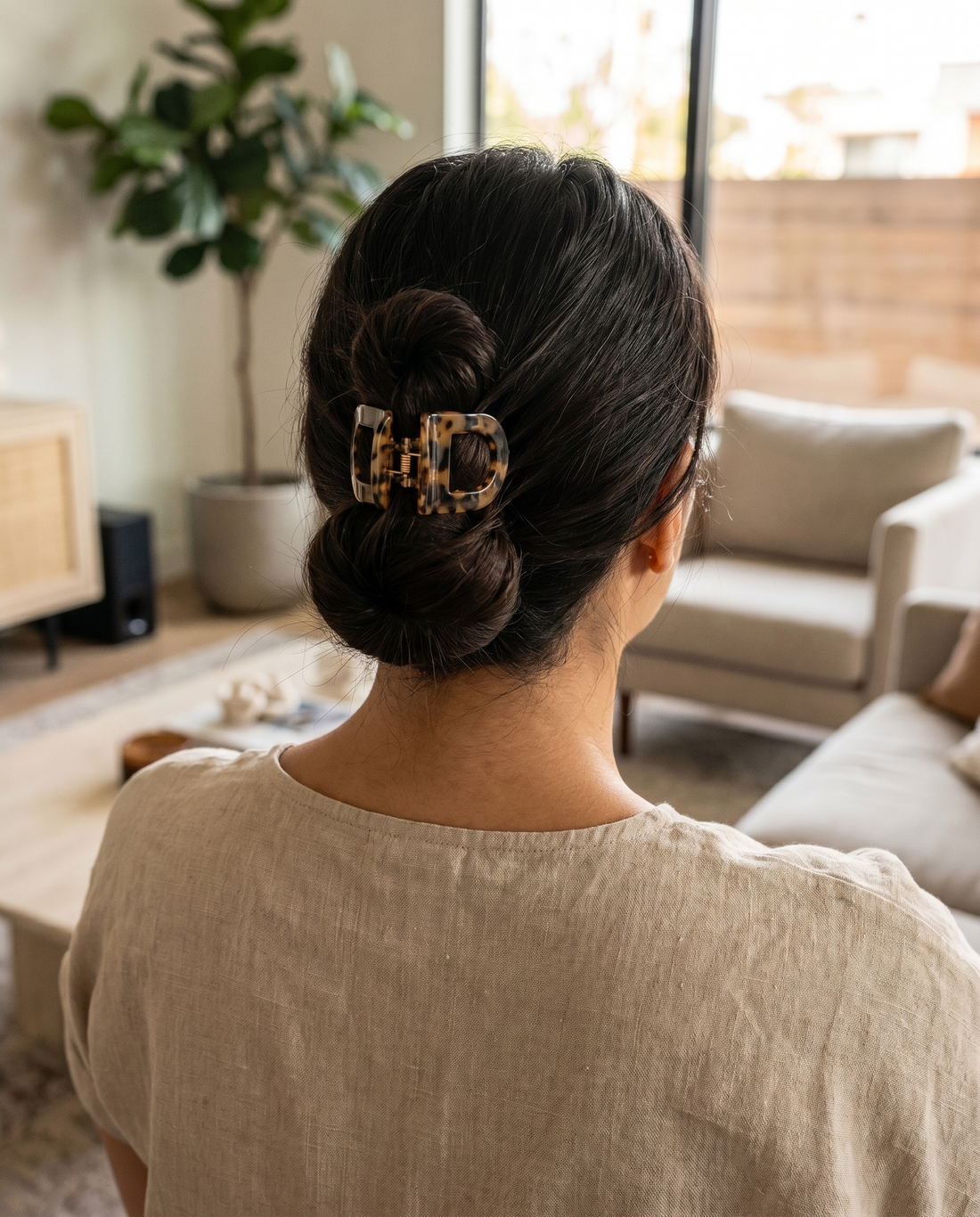 Chignon tenu par une pince léopard Klipix, vue arrière