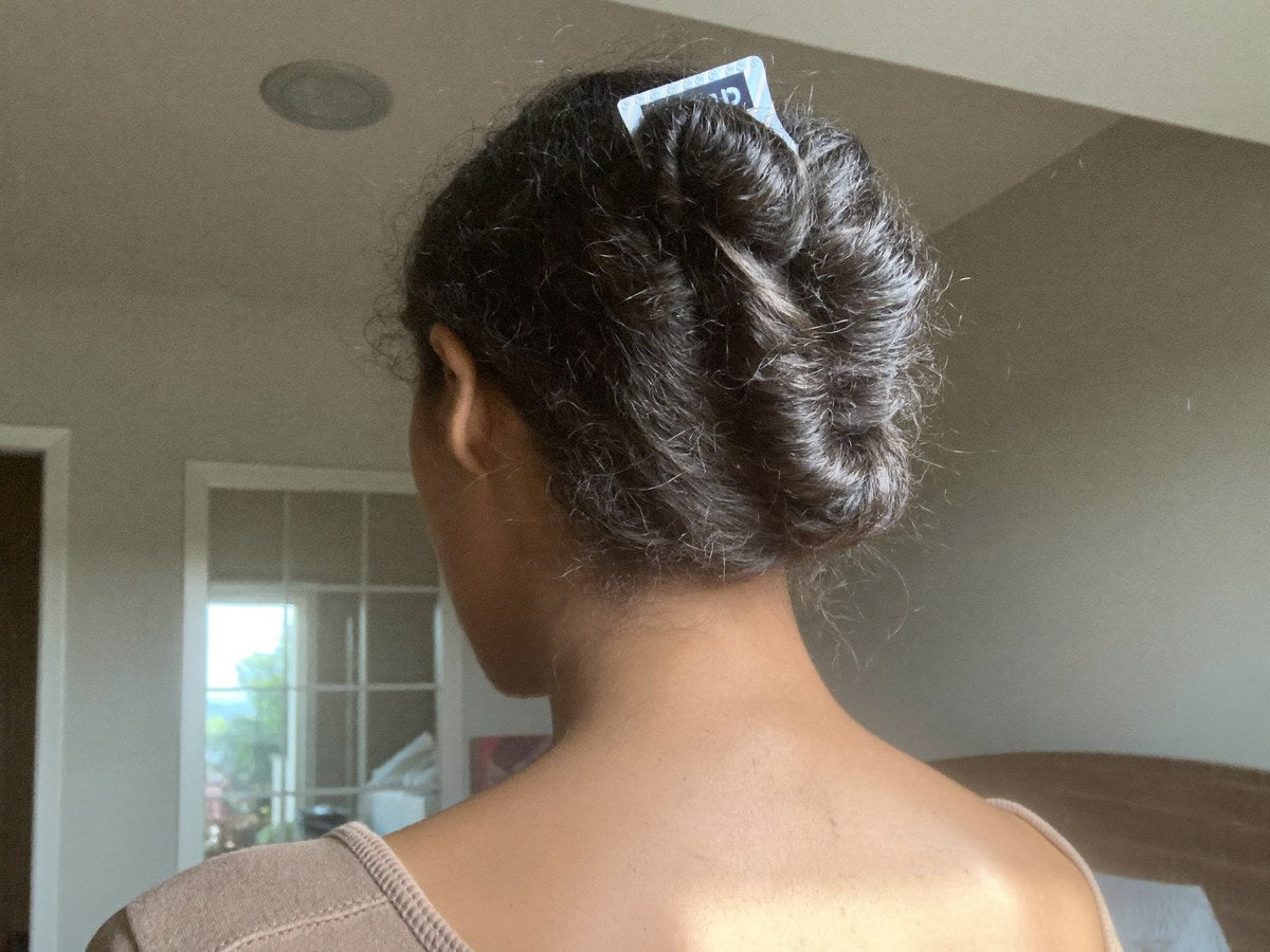 Coiffure attachée qui tient avec une pince Klipix, vue arrière