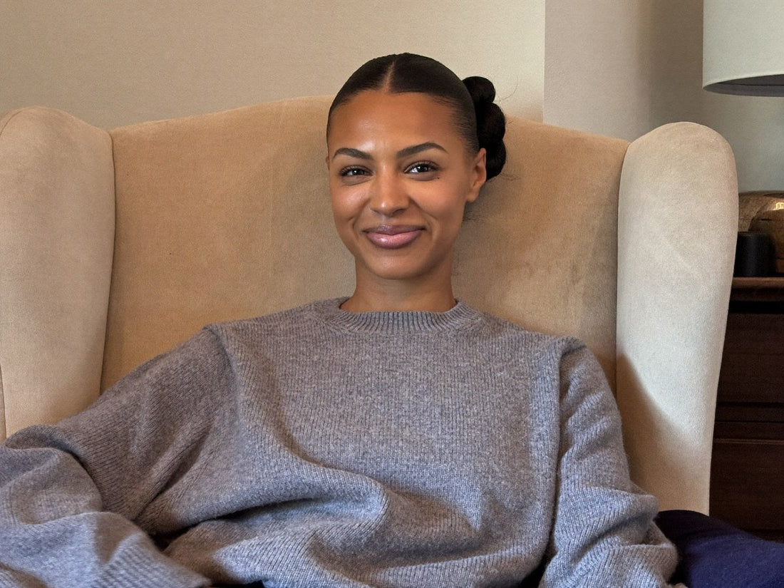Femme détendue, chignon souple tenu sans tirer par une pince Klipix