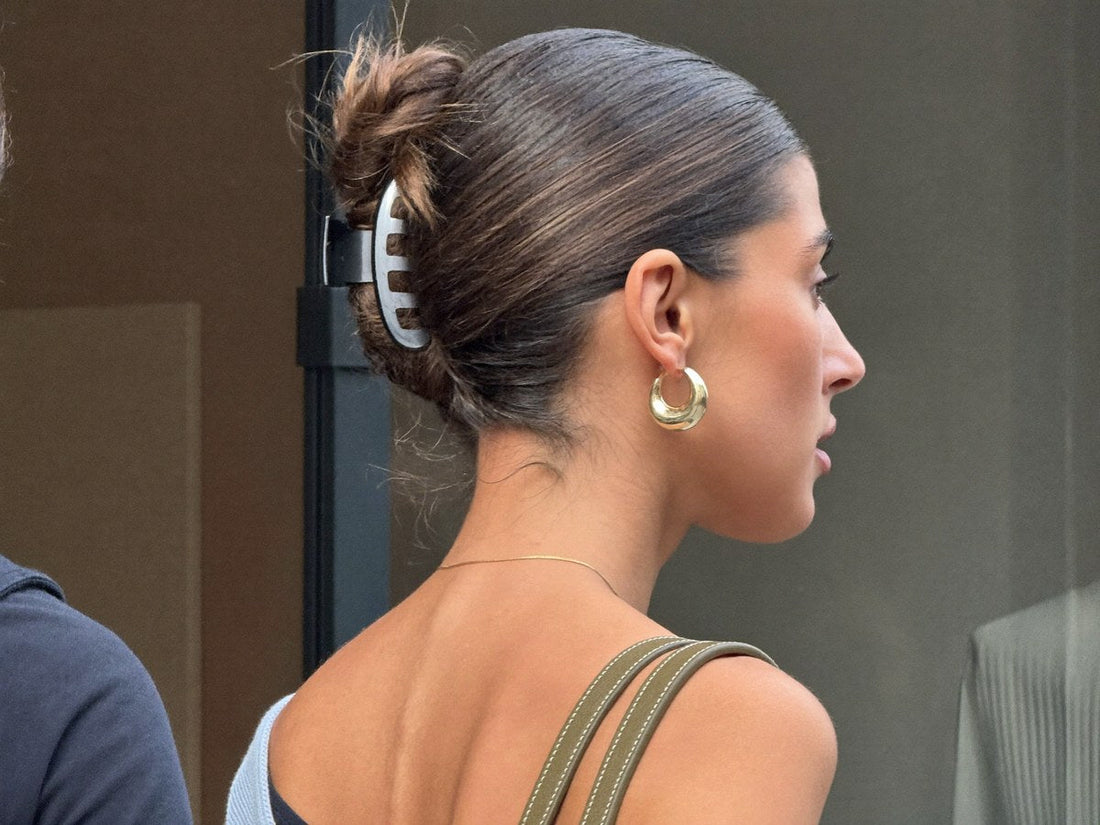 Chignon bas élégant tenu par une pince Klipix, vue de profil