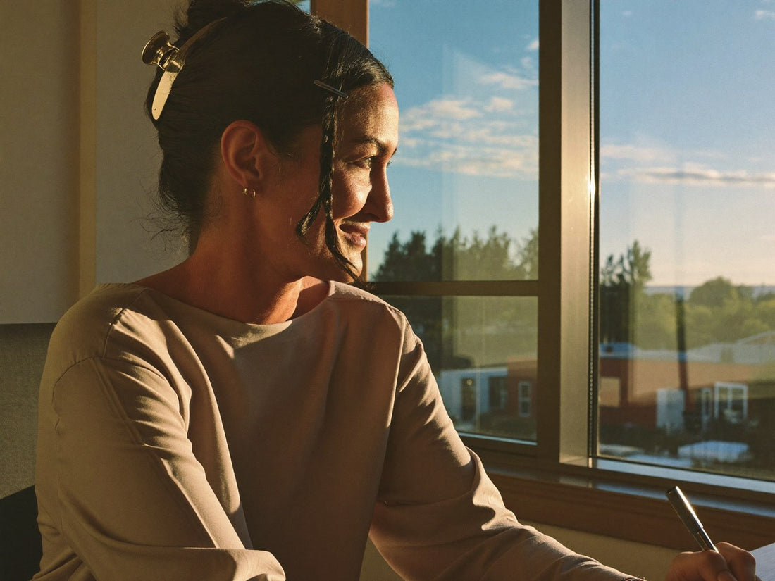 Femme au bureau, coiffure tenue toute la journée par une pince Klipix