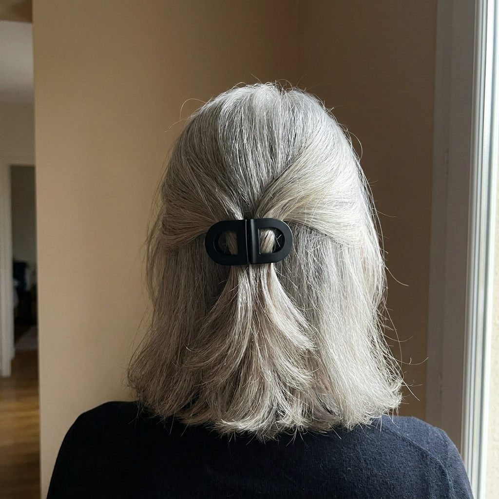 Klipix avis cliente — vue de dos, cheveux gris 45+, pince noire