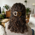 Klipix avis cliente — vue de dos, cheveux bouclés, pince léopard